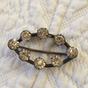 châssis, écharpe ou boucle de ceinture ovale vintage. Boucle à châssis transparente. Vieille petite boucle.