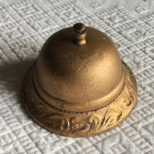 Vintage Gold bemalte Hotel Glocke. Wirbelnde Designs um die Unterkante. Sehr alte Thekenglocke die aber gut funktioniert.