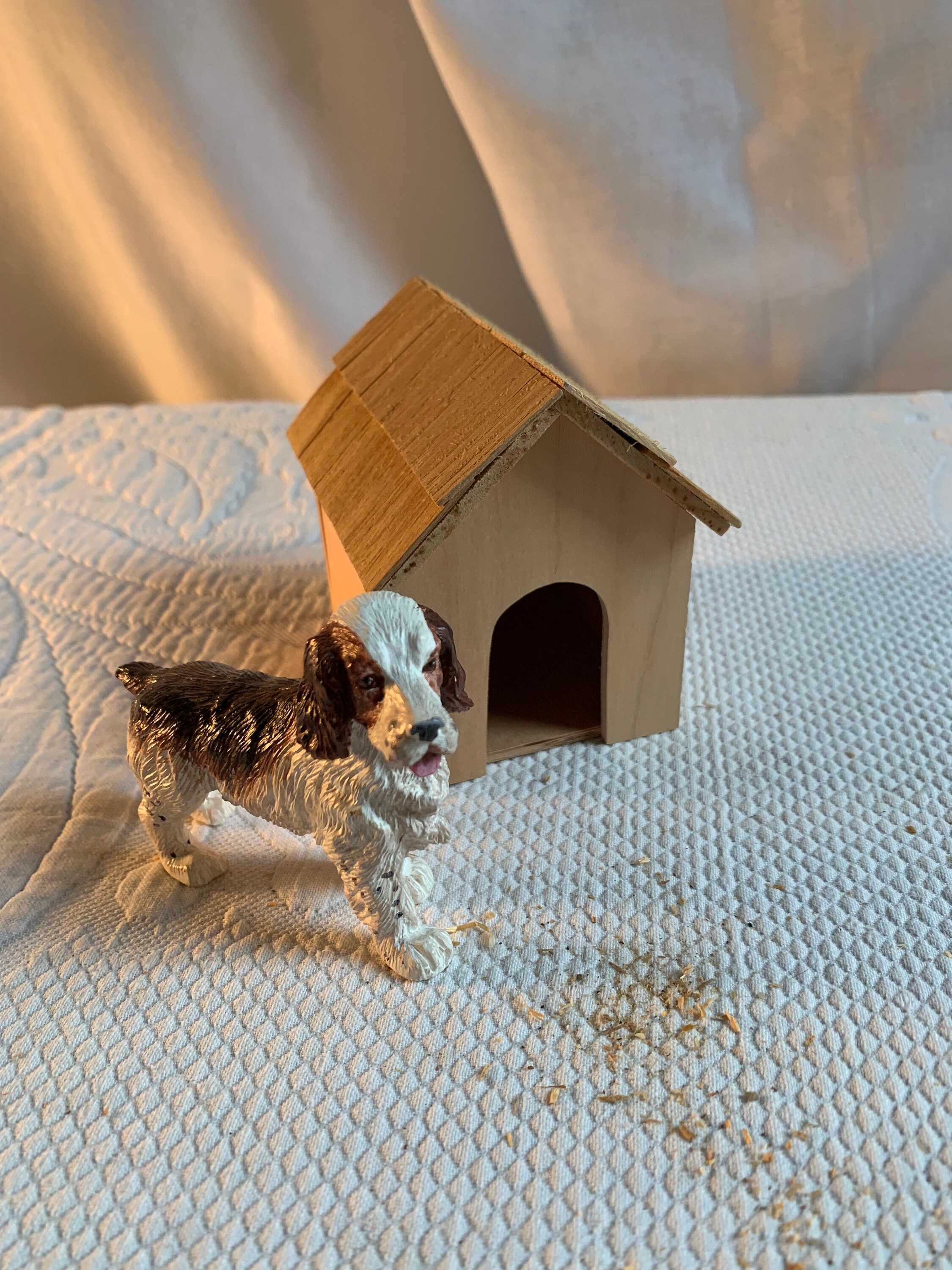 1990 年代のヴィンテージ ミニチュア犬と犬小屋。茶色と白の合成