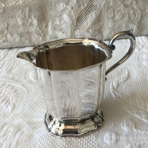 Jarra para crema y azucarero vintage. Plateado, de NS Co. Jarra para crema y azucarero de cobre. Precioso diseño acanalado.
