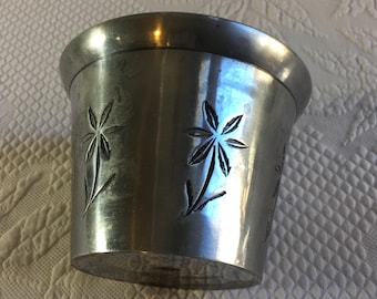 Macetero vintage de aluminio con diseño de margaritas grabadas. Hecho en India.