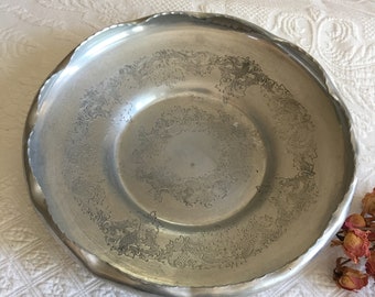 vintage N. S. Company Wrought Aluminum Bowl, Beautiful Swirling Design Etched Bowl. Double bord festonné. Idéal pour un Frest Fruit Bowl.