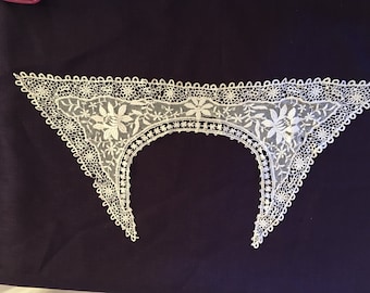 ビクトリア朝のヴィンテージ ホワイト ポイント レース カラー。 ハンドメイドのホワイト ネット レースに、刺繍の縁取り。