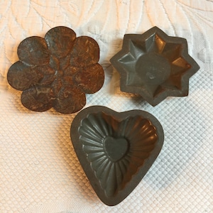 Antike alte Metall Tarteform. Einzigartige Formen von 7-Punkt-Stern mit Blütenblättern, 8-Punkt-Stern und geriffeltem Herz. Upcycle in Verzierungen oder Glockenspiele.
