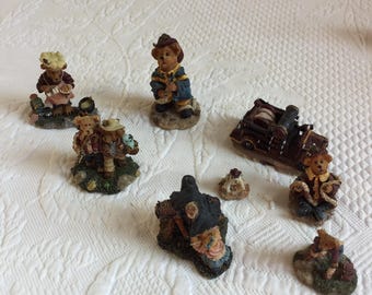 Set di 8 accessori vintage del villaggio degli orsi Boyd's, edizione 2000-2001. Villaggio di Boyd's Town. Otto pezzi raffiguranti scene diverse.