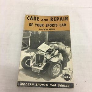 Puede incluir: Portada de libro vintage "Care and Repair of Your Sports Car" de OCee Ritch. La portada presenta una imagen en blanco y negro de un coche deportivo clásico con una persona trabajando en el motor. Parte de la "Modern Sports Car Series".
