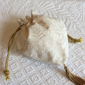 Handgemachte Baumwolle Toile Geldbörse. Creme und Beige Toile Print Reticule mit Gold oder Creme Cording und Quasten. Wählen Sie Ihre. Drawstring-Reticule.