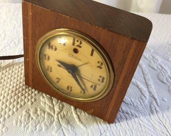Orologio elettrico vintage Telechron modello 7H139. Ashland, MA. Cassa in legno con quadrante bombato e bordo dorato. Lancetta dei secondi.