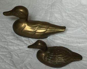 Pisapapeles o figura de pato de latón antiguo. Elija entre un pato macizo más grande o un pato hueco más pequeño. Ideal para usar o exhibir.