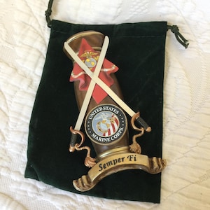 Vintage US Marine Corps Spirit of the Corps Wall Hanging Ornament from The Bradford Exchange, 2006. First Issue by G. Green and J Griffen.
