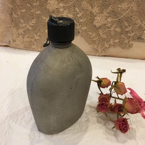 Jahrgang 1945 US, A.G.M.C.O. Wasser Flasche Kantine. Aluminium Kantine mit Kunststoff-Schraube an der Oberseite mit Kette. Gut gemacht Wasserflasche Kantine.