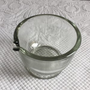 Vintage skål i klarglas med hällpip och piedestalbas. Bra för matlagning och bakning, blandning av små mängder.