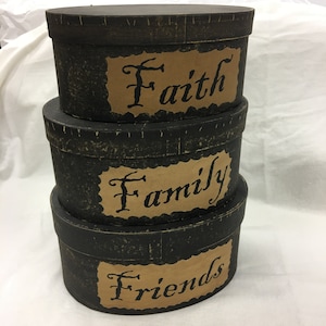 Conjunto Vintage de 3 Cajas Ovaladas de Cartón Pintado. Fe, Familia y Amigos. Cada tienda dentro de otra. Pantalla apilada. Uso para almacenamiento.