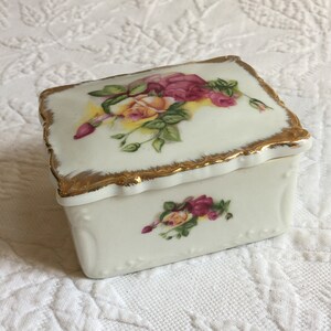 Cassettiera vintage Hal-sey Fifth Floral in porcellana, rettangolare, in porcellana bianca con rose in cima. Realizzata in Giappone. Spille e ciondoli.