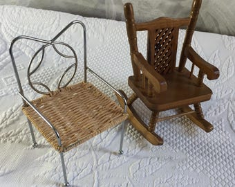 Vintage kleine poppendisplay of speelstoel. Kies een stoel van draad en riet of een houten schommelstoel.