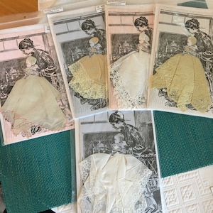 Cartão de saudação de bebê lenço vintage. Escolha o seu cartão. O lenço faz o vestido e o gorro do bebê. Lenços de seda.