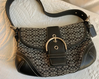 Bolso de hombro con firma de lona negra Mini Soho de Coach vintage. G042-6818. Bolso de entrenador vintage perfecto. Anillo interior para llaves. Hebillas laterales.