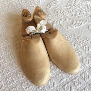 Vintage The Florsheim Shoe Composite Wood Look Small Shoe Form Stretcher Pair. Use to Keep Shoes in Good Shape. Mans Small.