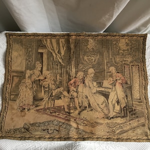 Vintage muziektapijt gemaakt in Frankrijk. Binnenscène van twee dames en 3 heren die luisteren naar muziek van luit, klavecimbel en basischello.
