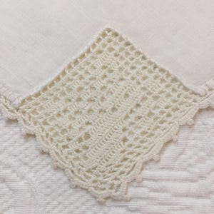 Vintage Set of 3 Linen Napkins. Crocheted Flower Basket Corner Design with Tight Scalloped Edging. Fine Linen Luncheon Size Napkins.