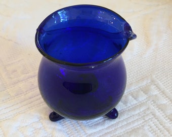 Soporte de palillo vintage. Soporte de palillo de dientes de vidrio soplado a mano. Diseño de tres pies y remolinos en un lado.