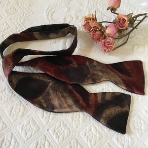 Vintage Mans Bow Tie. Adjustable Mans Silk Bow Tie, Untied. Looks Like New.