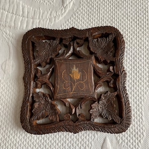 Vintage 11 cm Holz Untersetzer oder Warmhalteplatte. Verwendung als Wanddekoration. Durchbrochene, geschnitzte, geätzte Blätter und wirbelnde Formen.