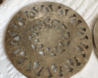 Vintage zilveren plaat en glazen onderzetter. Opengewerkt ontwerp met geëtste details. Leuk voor op het aanrecht of op tafel.