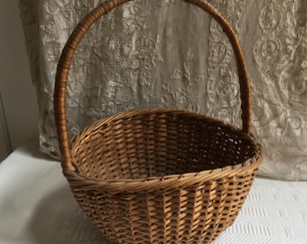 Vintage Wicker Basket with Top Handle and Flat Bottom. Oval/Round Basket. Great for Use or Display.