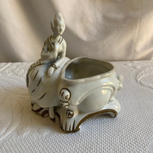 Figura de maceta de porcelana vintage con dama inclinada sobre la maceta. Hecho en Japón. Úselo para sostener flores o baratijas.