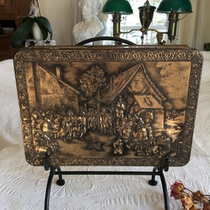 Vintage Teniers große Golddose mit 2D-Figuren in einem Treffen in Kolonialtagen. Dekorative Wirbel-Designs an Seiten und Grenzen.