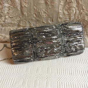 Clutch de noche vintage de Jessica McClintock en imitación de piel de serpiente plateada metalizada con frunces ajustados. Cadena plateada para el hombro y forro gris.