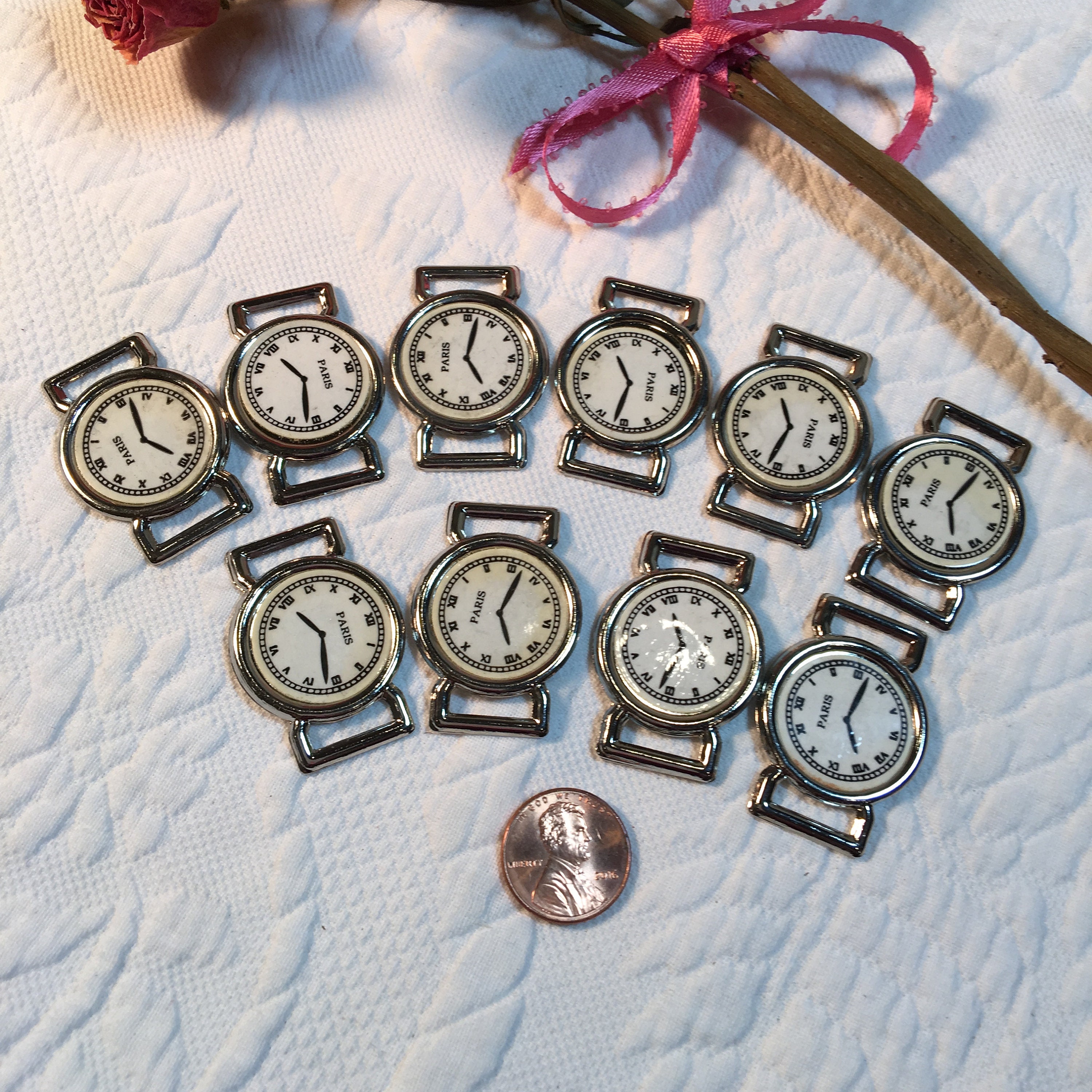 Vintage 10 Dekorative Craft Zifferblatt Ornamente. Römische Ziffern für Stunden mit Paris für Patch Name. Bandöffnungen an den Seiten.