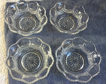 Vintage Heisey Beerenschalen. Fünf kleine dekorative Glasschalen. Doppelt gewellter Rand und sonnenförmiges Bodenmuster.