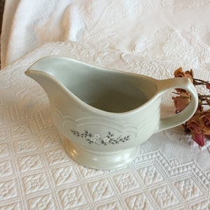 Vintage Pfaltzgraff Heirloom Gravy Server 436. Delicate Gray and White Flowers With Molded Scalloped Designs. Pottery Gravy Boat.