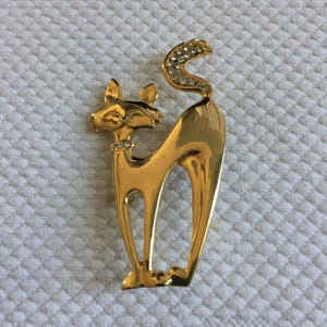 Vintage Stylized Cat Pin with Rhinestone Tail and Collar. Charming Cat with Attitude Pin Brooch.