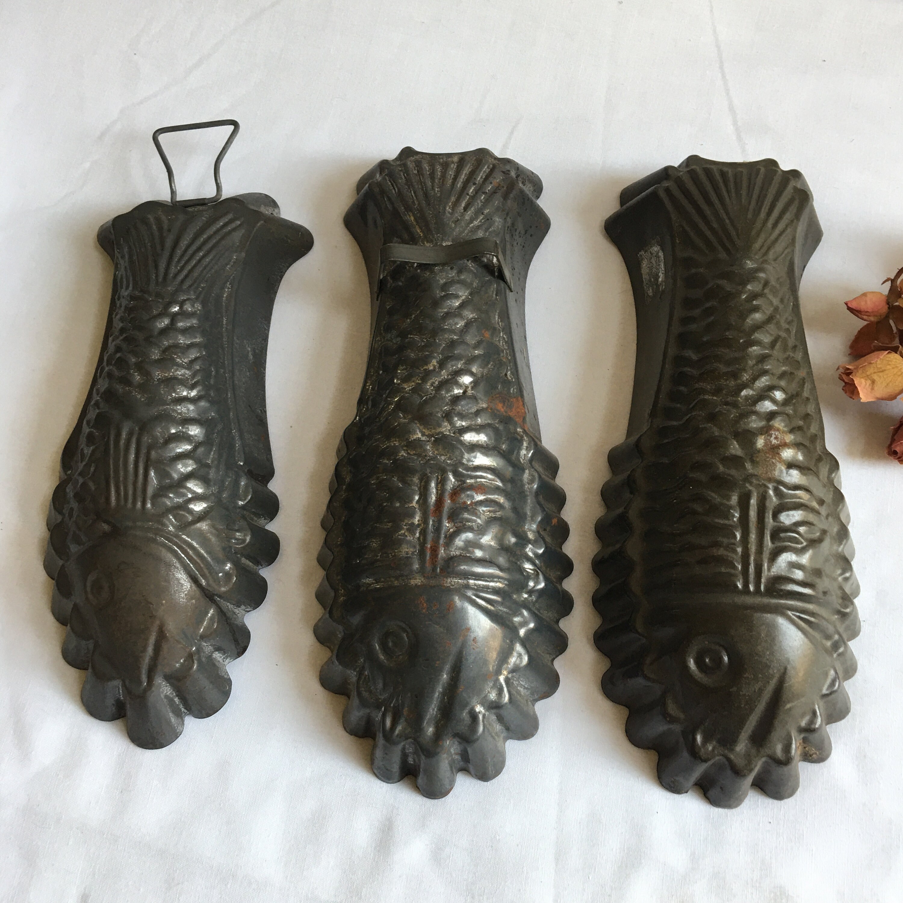 Moule à poisson Kreamer antique. Choisissez-en une, avec poignée au niveau de la queue ou sans poignée. Annonce pour un moule à poisson. Très vieux moule idéal pour la présentation de la cuisine.