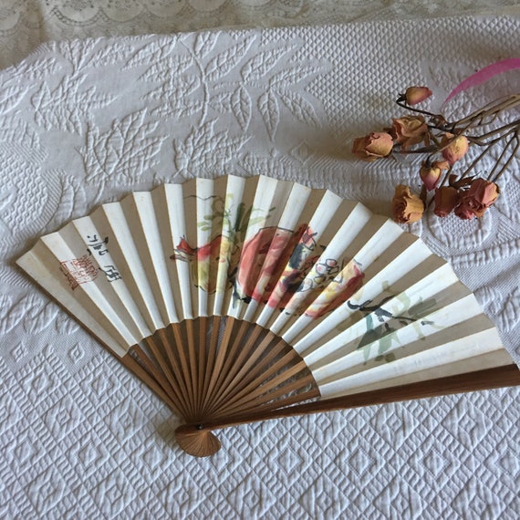 東洋風のピンクの花柄デザインが施されたヴィンテージの木製と紙の扇子 