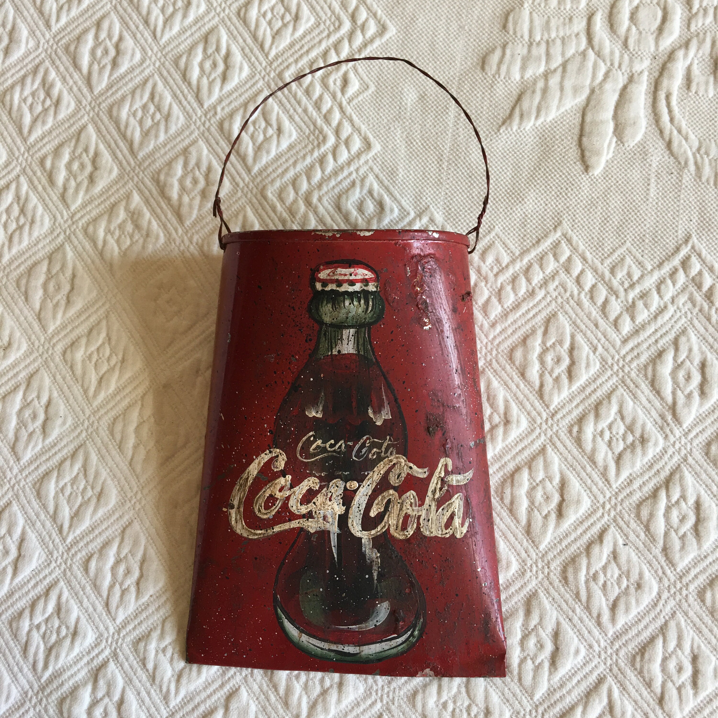 ビンテージ コカコーラ ウォールポケット。赤い背景に文字が入った 