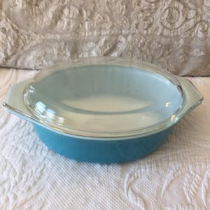 Vintage 2 1/2 Qt. Duża owalna zapiekanka Pyrex Aqua Blue nr 15 z przezroczystą szklaną pokrywką. Cudowna zapiekanka. Naczynie żaroodporne i pokrywka.
