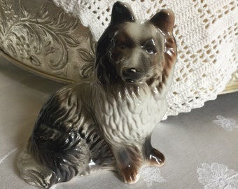 ブラジル製のビンテージ セラミック コリー犬の置物。グレーと黒の
