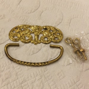 Vintage Antik Messing Griffe. Rückplatte im viktorianischen Stil mit Mutter und Augenschrauben mit dekorativem Griff. Hergestellt in Indien. Durchbrochen.