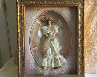 Caja de recuerdos de boda de Elaine, la chica Gibson, de Franklin Mint y Dana Gibson. Fina porcelana bisqué en satén y encaje de tul.