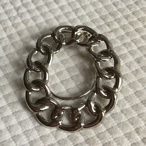 Vintage Jeri-Lou Scarf Ring. Silver Tone Locking Chain Links Design Scarf Ring. Clip Down Ring on Back to Hold Scarf.