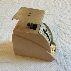 Báscula vintage pequeña para pesar el correo para envíos. El precio de la báscula comienza en 11 centavos por la primera onza.