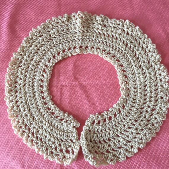 Vintage Peter Pan Style Crocheted Collar. Wintery