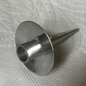 ビンテージ キャンドル ホルダーと杭。長い容器をローソク足にできるアルミ製キャンドル ホルダー。瓶の開口部に置きます。