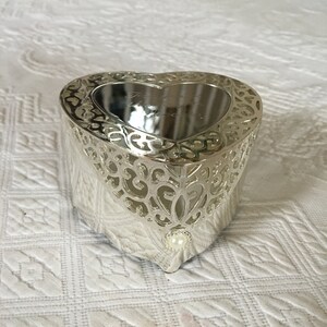 Vintage Silver Plate Heart Trinket lub Dresser Box. Pudełko na biżuterię, uchwyt na pierścionki w środku. Na górze napis: Modlitwa jest kluczem do sukcesu. Ażurowa pokrywka.