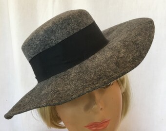 Vintage Fedora Stijl Grijze Wol Vilthoed met brede zwarte Grosgrain Ribbon Hat Band en Bow.