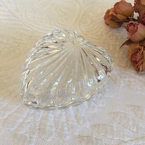 Vintage Heart Dish and Lid. Fluted Heart Clear Glass Dresser Box. Great Valentine Gift. Clear and Beautiful Trinket Dish.